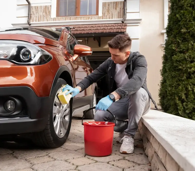 Lavage auto à domicile Champfromier : professionnel intervenant sur un véhicule